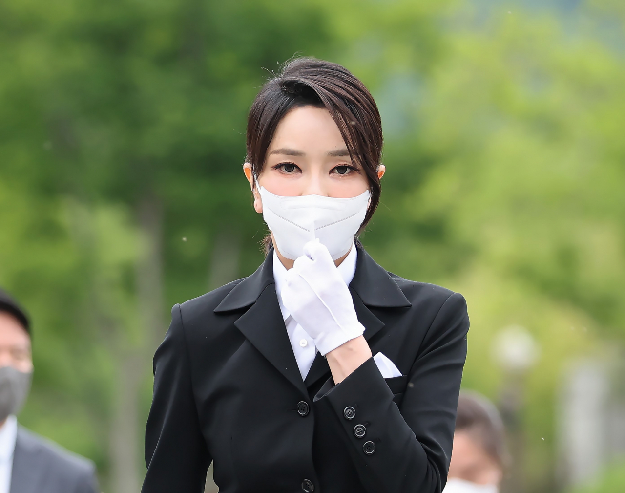 윤석열 대통령의 배우자 김건희 여사가 13일 오후 경남 김해시 진영읍 봉하마을을 방문해 고(故) 노무현 전 대통령 묘역을 참배하고 있다. [연합]