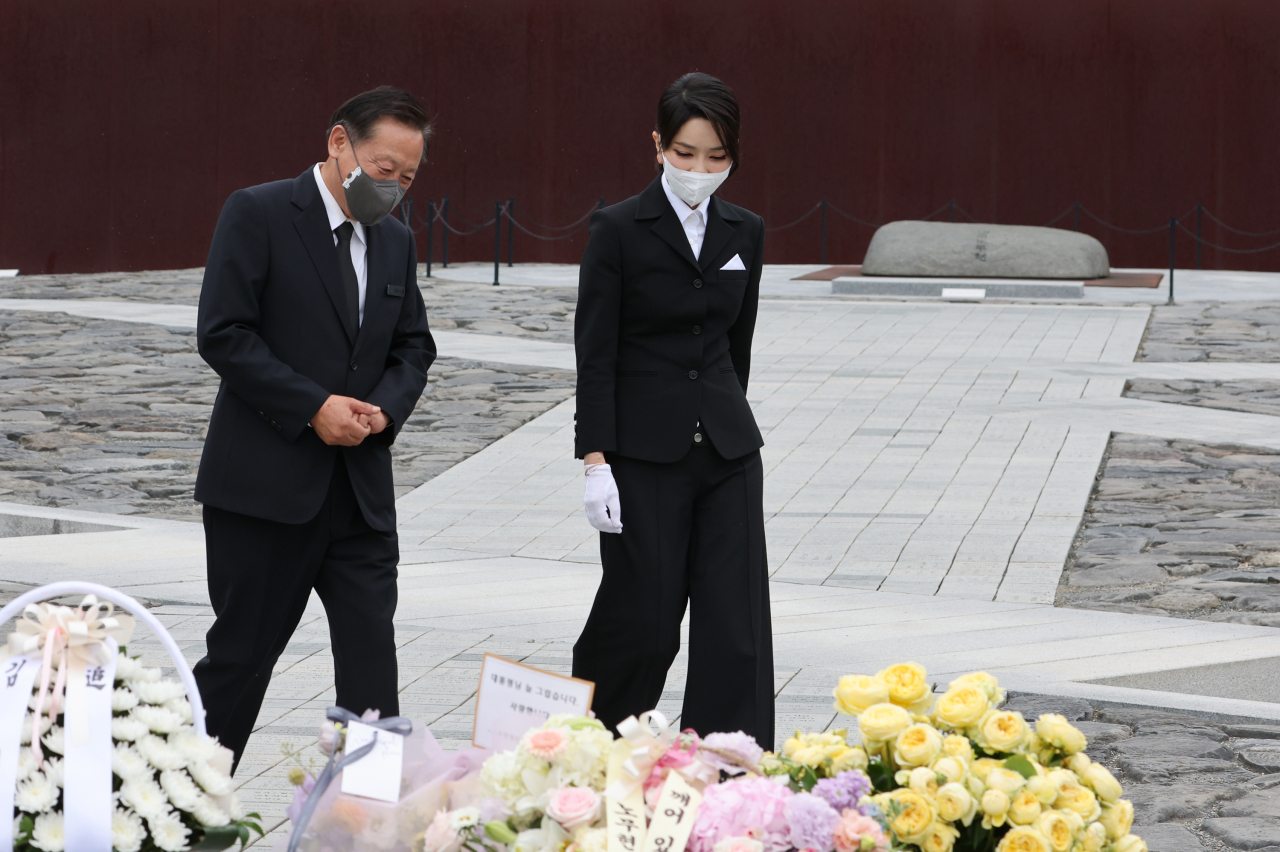윤석열 대통령의 배우자 김건희 여사가 13일 오후 경남 김해시 진영읍 봉하마을을 방문해 고(故) 노무현 전 대통령 묘역에 참배한 뒤 묘역을 둘러보고 있다. [연합]