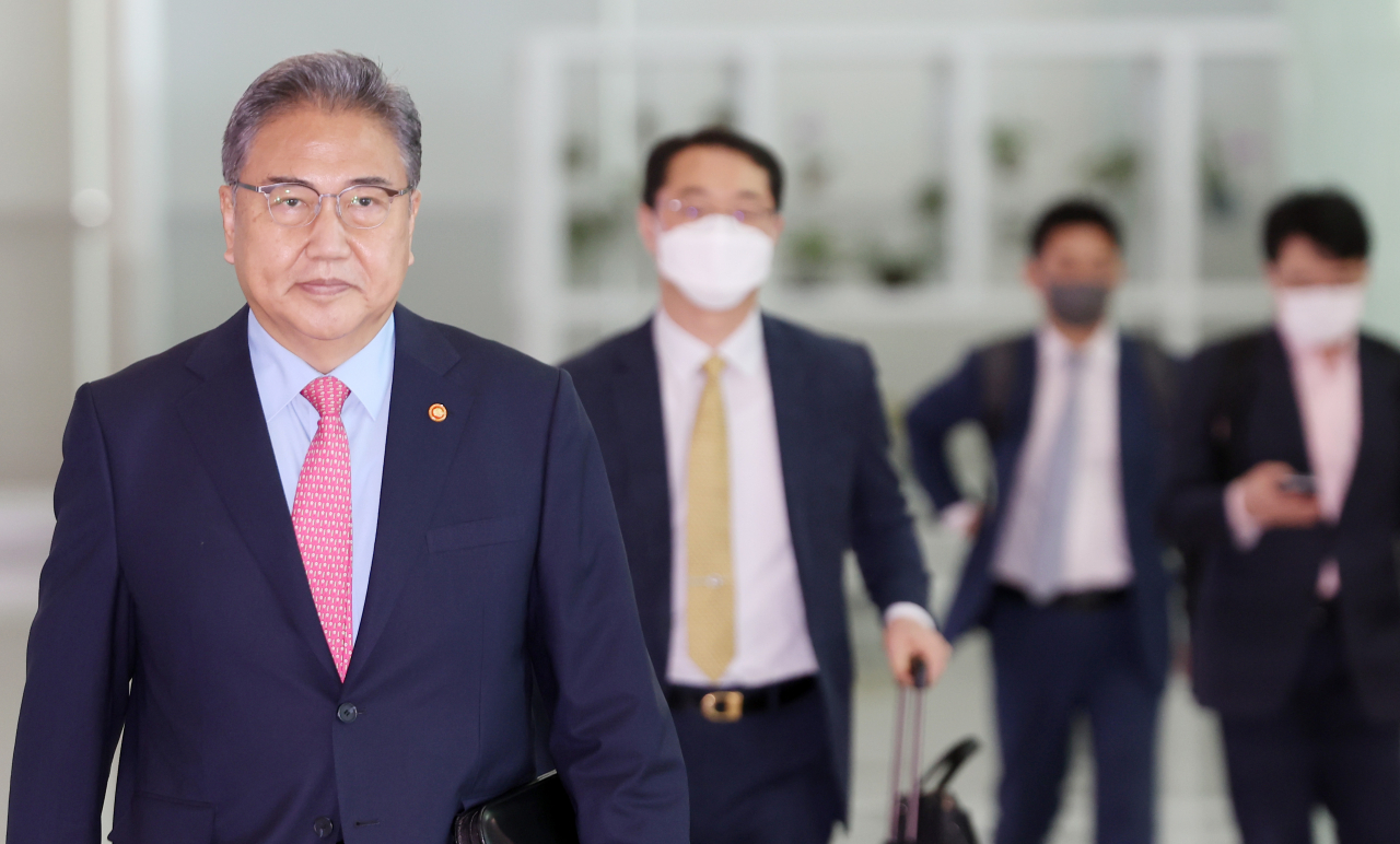 박진 외교부 장관이 12일 오전 인천국제공항을 통해 출국하기 위해 이동하고 있다. 박 장관이 토니 블링컨 미국 국무부 장관과 13일 워싱턴에서 한미외교장관 회담을 한다고 외교부가 밝혔다. [연합]