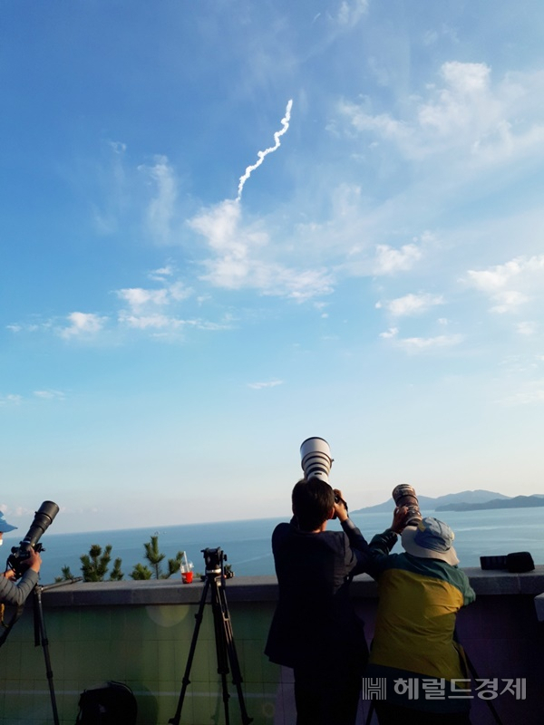 지난해 10월 21일 오후 5시께 누리호 발사 당시 촬영중인 언론사 취재열기. /박대성 기자.