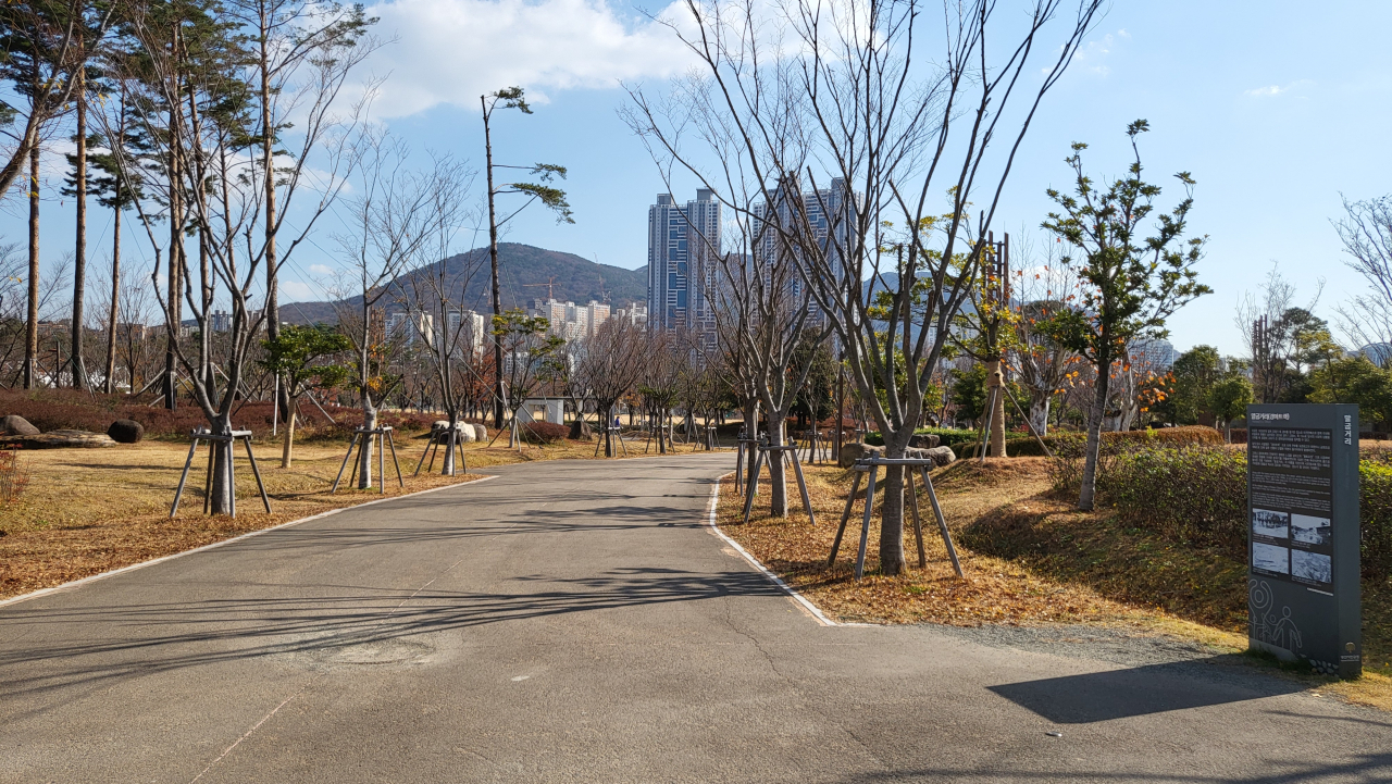 옛 경주로 트랙을 그대로 살린 부산시민공원의 길. [부산시 제공]