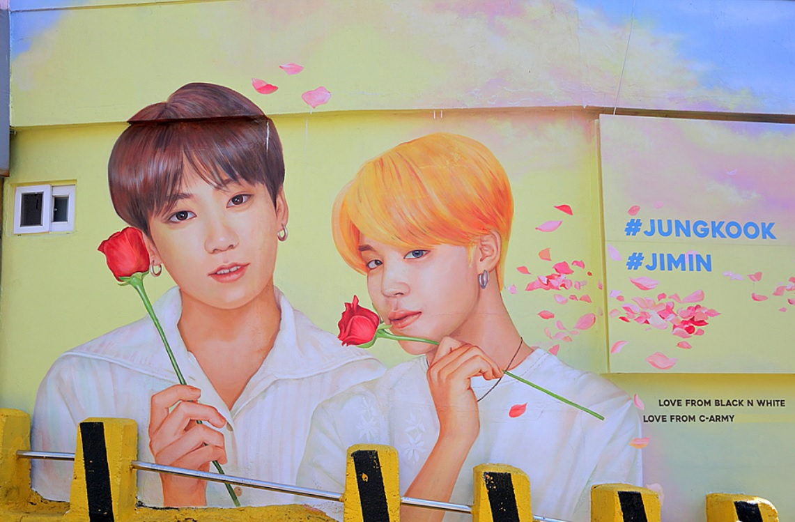 감천문화마을에 최근 그려진 BTS 정국 지민의 벽화