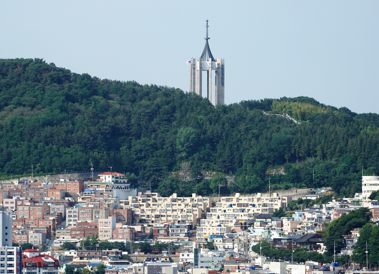 부산 원도심 뒷편 산꼭대기에 예술적으로 지어진 군경 위령 충혼탑(김중업 작)