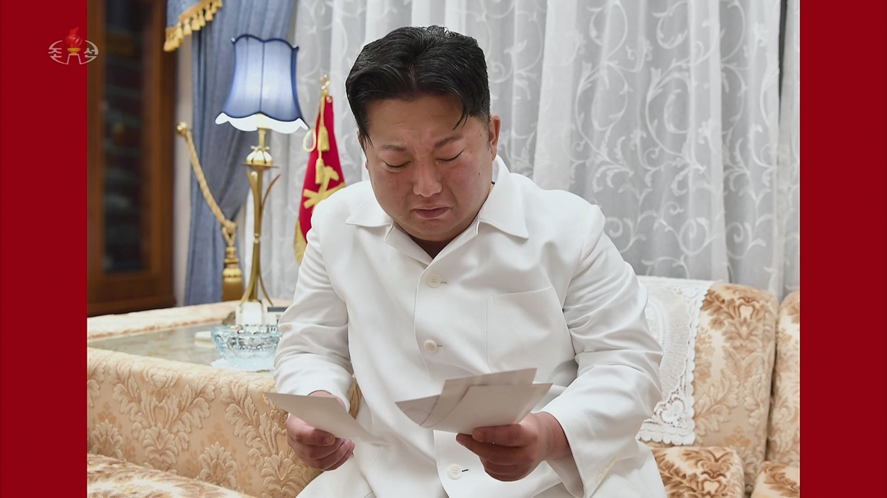 최근 김정은 국무위원장이 현철해 국방성 총고문이 사망한 뒤 그의 사진을 보며 서럽게 우는 모습. [조선중앙TV화면][연합]