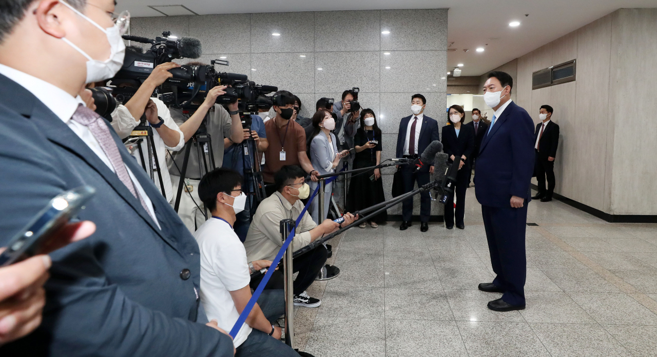 윤석열 대통령이 14일 오전 서울 용산 대통령실 청사로 출근하며 기자들의 질문에 답하고 있다. [연합]