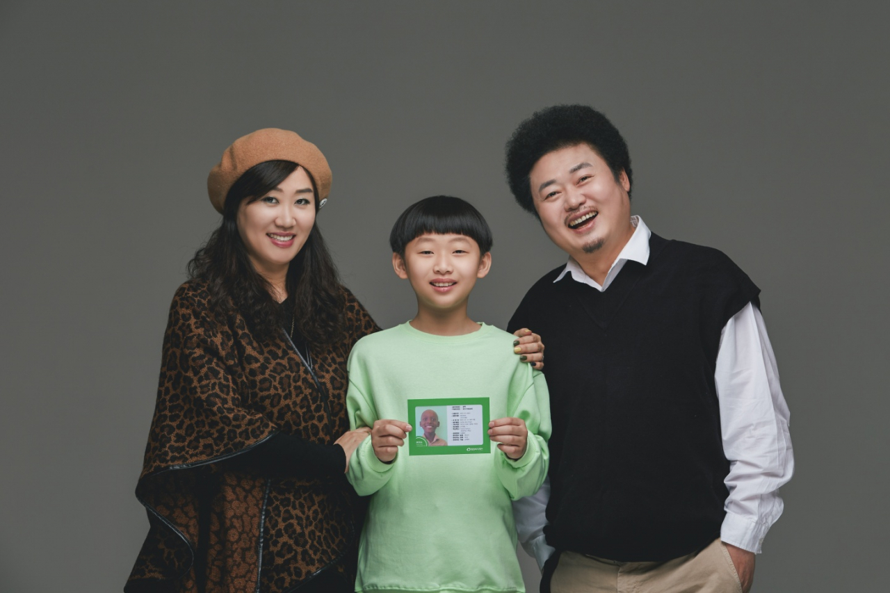 장애아동 돕는 러빙패밀리 캠페인 참여한 윤택 가족. 왼쪽부터 아내 김영조, 아들 임하임, 윤택.