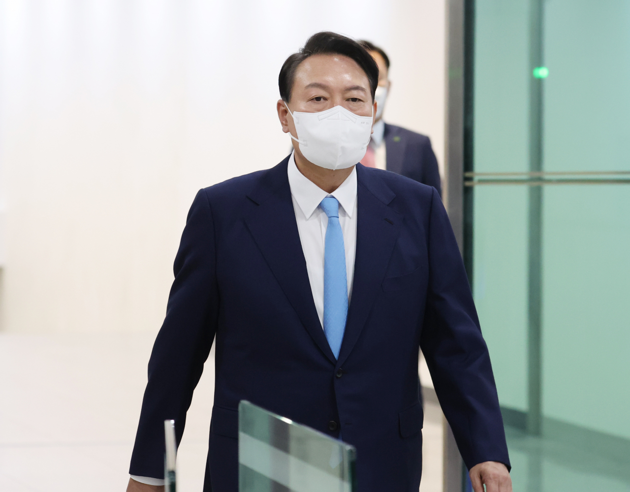 윤석열 대통령이 14일 오전 서울 용산 대통령실 청사로 출근하고 있다. [연합]