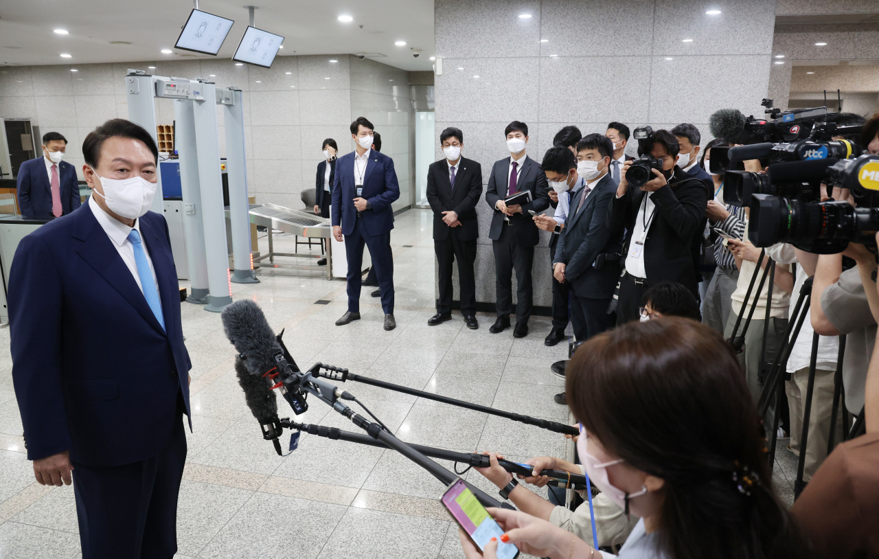 윤석열 대통령이 14일 오전 서울 용산 대통령실 청사로 출근하며 기자들의 질문에 답하고 있다. [연합]