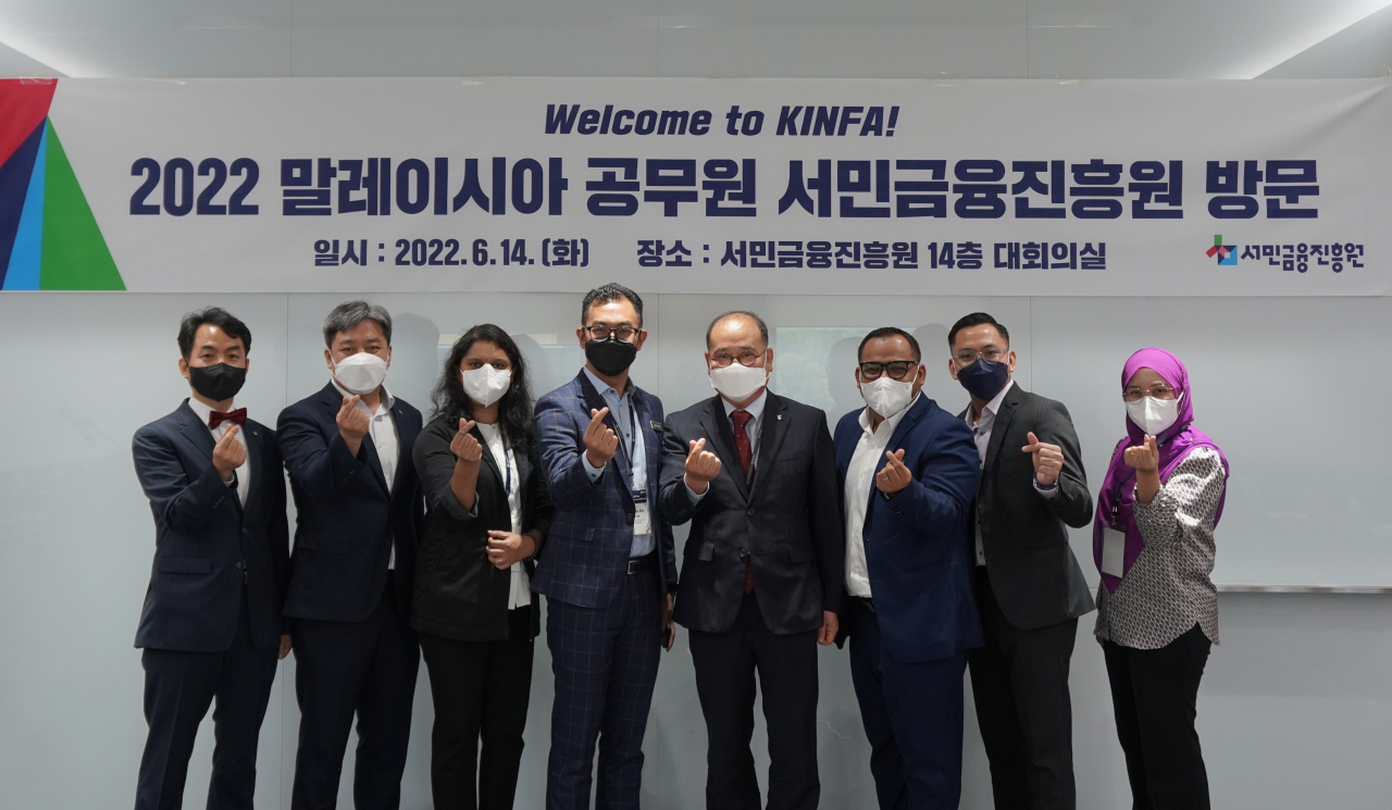 이효근(왼쪽에서 다섯번째) 서민금융진흥원 부원장이 14일 말레이시아 공무원 대상 적극행정 우수사례 공유 간담회에서 기념사진 촬영을 하고 있다.[서민금융진흥원 제공]