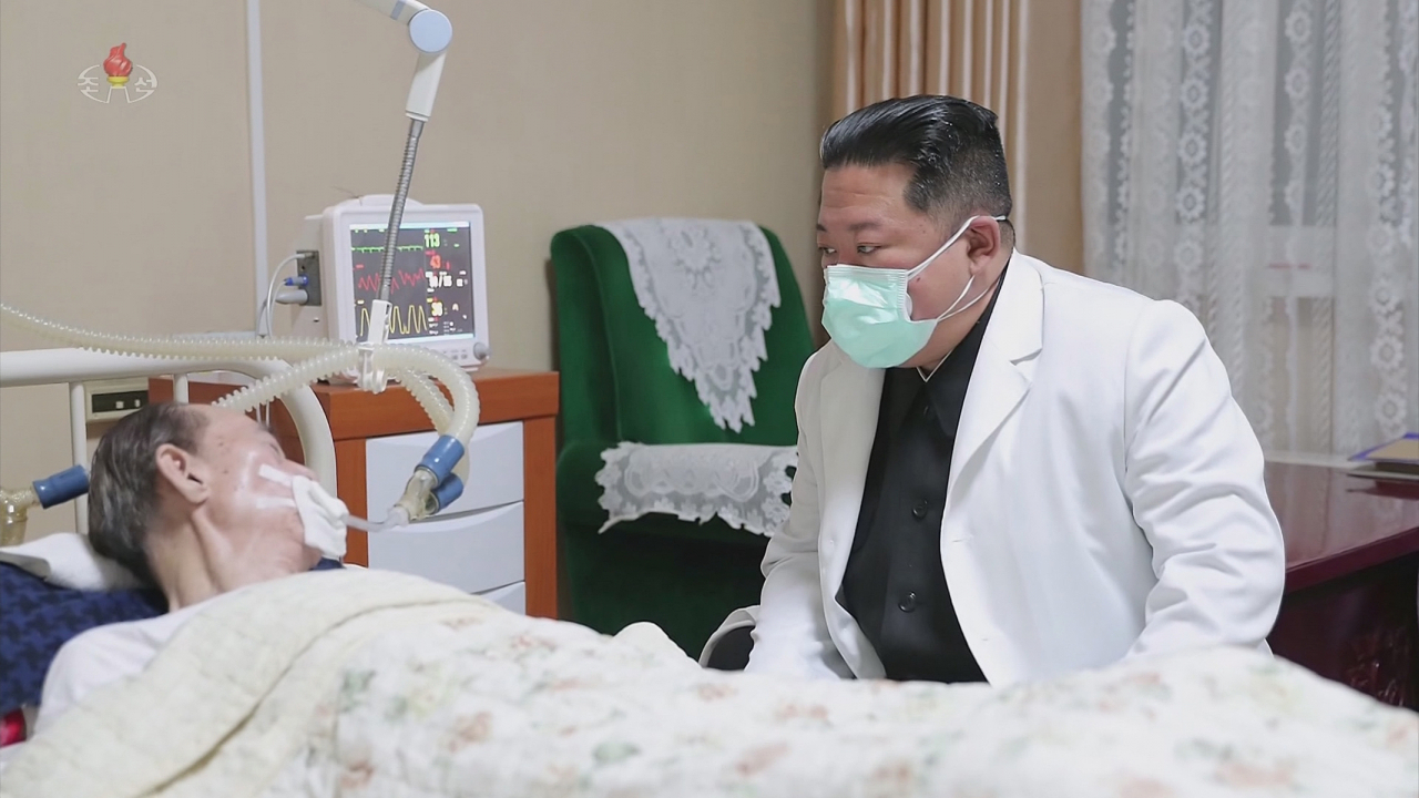 김정은 위원장이 지난달 현철해의 임종을 지키기 위해 병원을 찾은 모습. 코로나19 확산이 한창이었던 만큼 마스크를 착용하고 있다. [조선중앙TV화면]