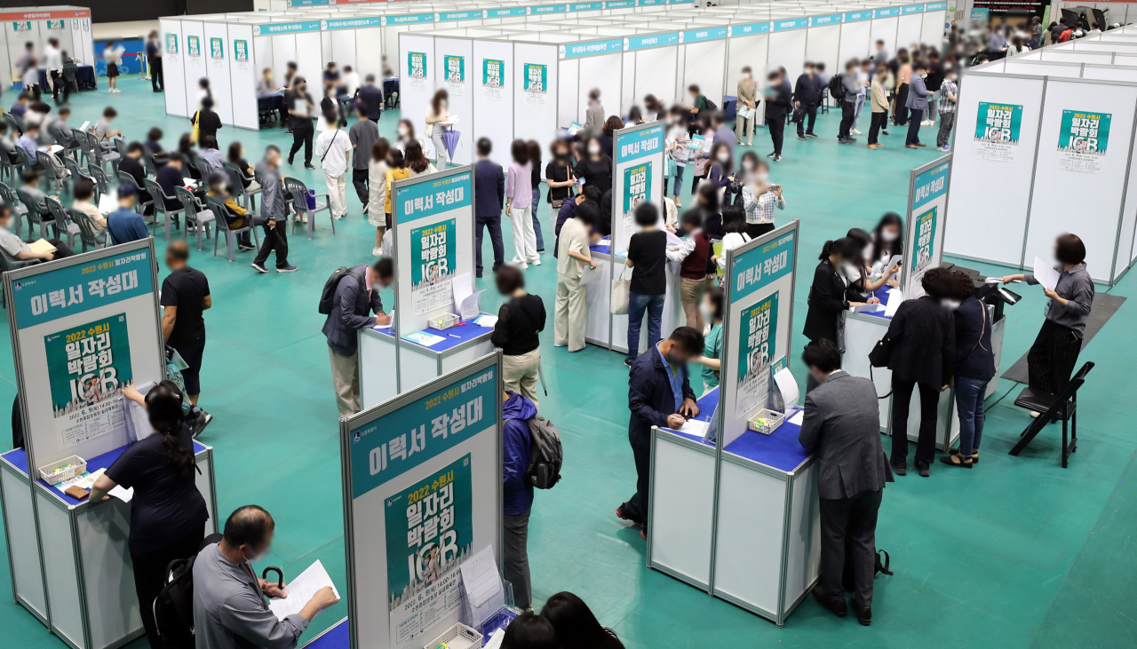 지난 9일 경기도 수원시 장안구 수원종합운동장에서 열린 ‘2022 수원시 일자리 박람회’에서 구직자들이 취업활동을 하고 있다. [연합]