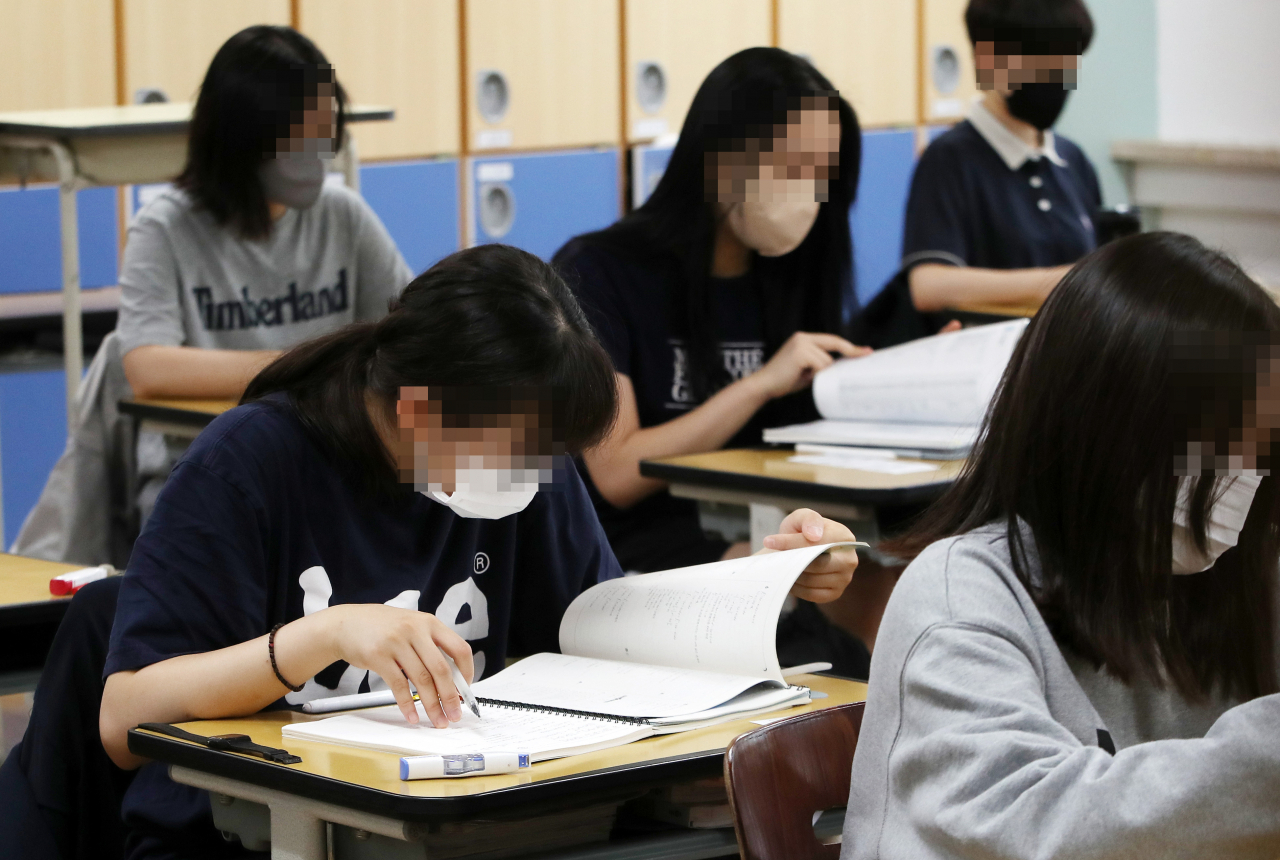 지난 9일 6월 모의평가 전 서울 여의도여고에서 학생들이 시험을 준비하고 있다. [연합]