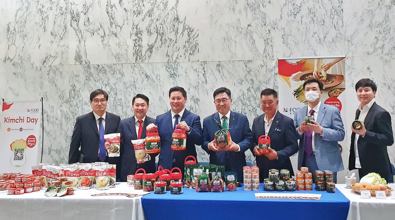 김춘진(가운데) 한국농수산식품유통공사 사장이 미국 뉴욕주의회에서 진행된 ‘김치의 날 제정’ 기념관련 홍보행사에서 기념촬영을 하고 있다. [한국농수산식품유통공사 제공]