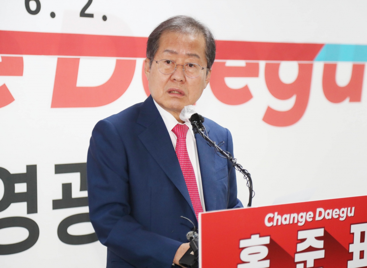 홍준표 대구시장 당선인이 2일 대구 중구 자신의 선거사무소에서 앞으로의 시정에 대한 생각을 밝히고 있다. 연합뉴스