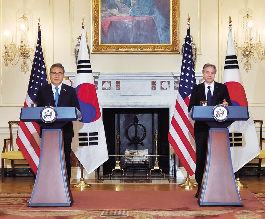 박진 외교부 장관과 토니 블링컨 미국 국무장관이 13일(현지시간) 워싱턴 DC에 있는 미 국무부에서 회담을 마친 뒤 기자회견을 하고 있다. [연합]