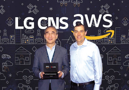 김영섭 LG CNS 사장(왼쪽)과 맷 가먼(Matt Garman) AWS 수석 부사장이 LG CNS의 ‘AWS 프리미어 티어 파트너’ 자격 획득 기념 사진을 촬영하고 있다. [LG CNS 제공]