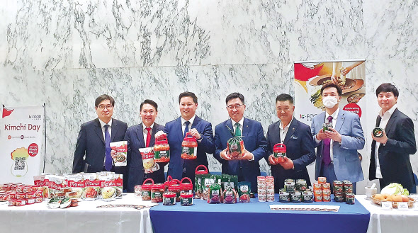 김춘진(가운데) 한국농수산식품유통공사 사장이 지난달 24일(현지시간) 미국 뉴욕주의회 에서 진행된 ‘김치의 날 제정’ 기념관련 홍보행사에서 기념촬영을 하고 있다. [한국농수산식품유통공사 제공]