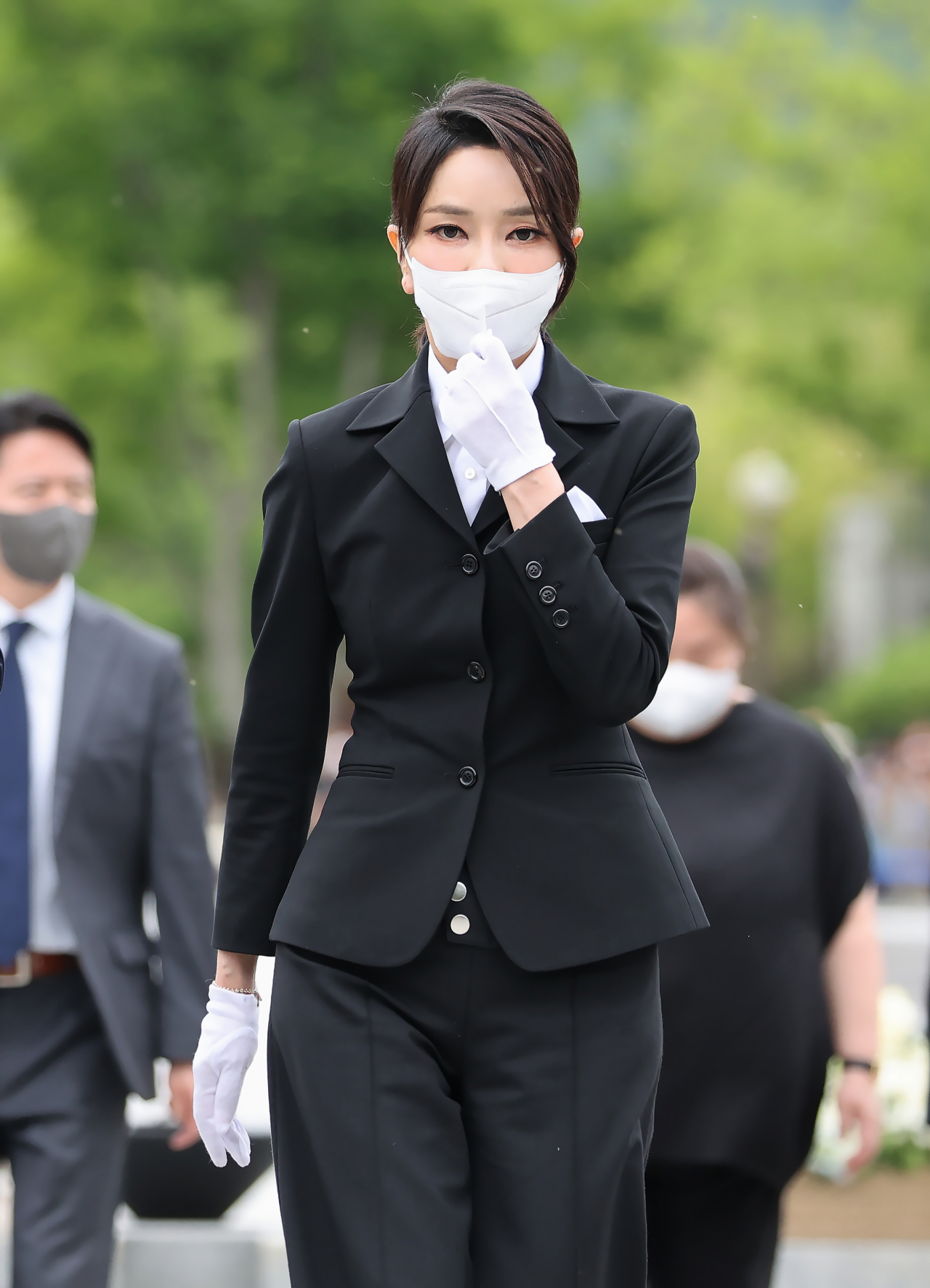 지난 13일 김건희 여사가 경남 김해시 진영읍 봉하마을을 방문해 고(故) 노무현 전 대통령 묘역을 참배하고 있다. [연합]