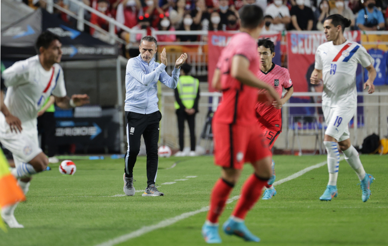 지난 10일 오후 수원월드컵경기장에서 열린 남자 축구 국가대표팀 평가전 대한민국 대 파라과이의 경기에서 대한민국 벤투 감독이 선수를 격려하고 있다. [연합]