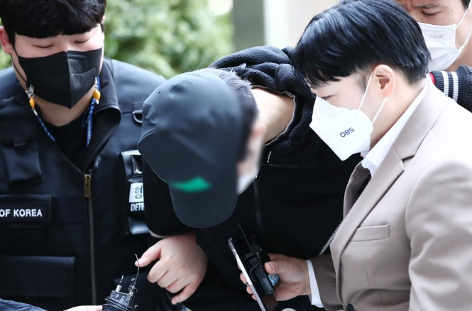 지난 4월 한 직업전문학교에서 수업 중 잠을 깨웠다며 흉기로 교사를 찌른 고교생. [연합]