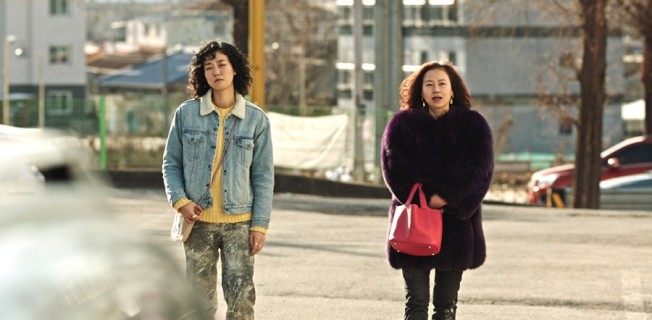 Mom-daughter movie night, bagel run or coffee with a ‘90s throwback