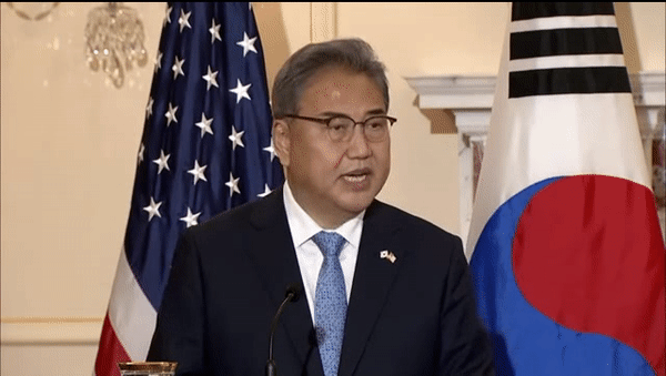 박진(왼쪽) 외교부 장관이 13일(현지시간) 미국 워싱턴DC 국무부에서 토니 블링컨 미 국무장관과 회담을 마친 뒤 기자회견을 하고 있다.[유튜브 'Reuters' 채널 캡처]