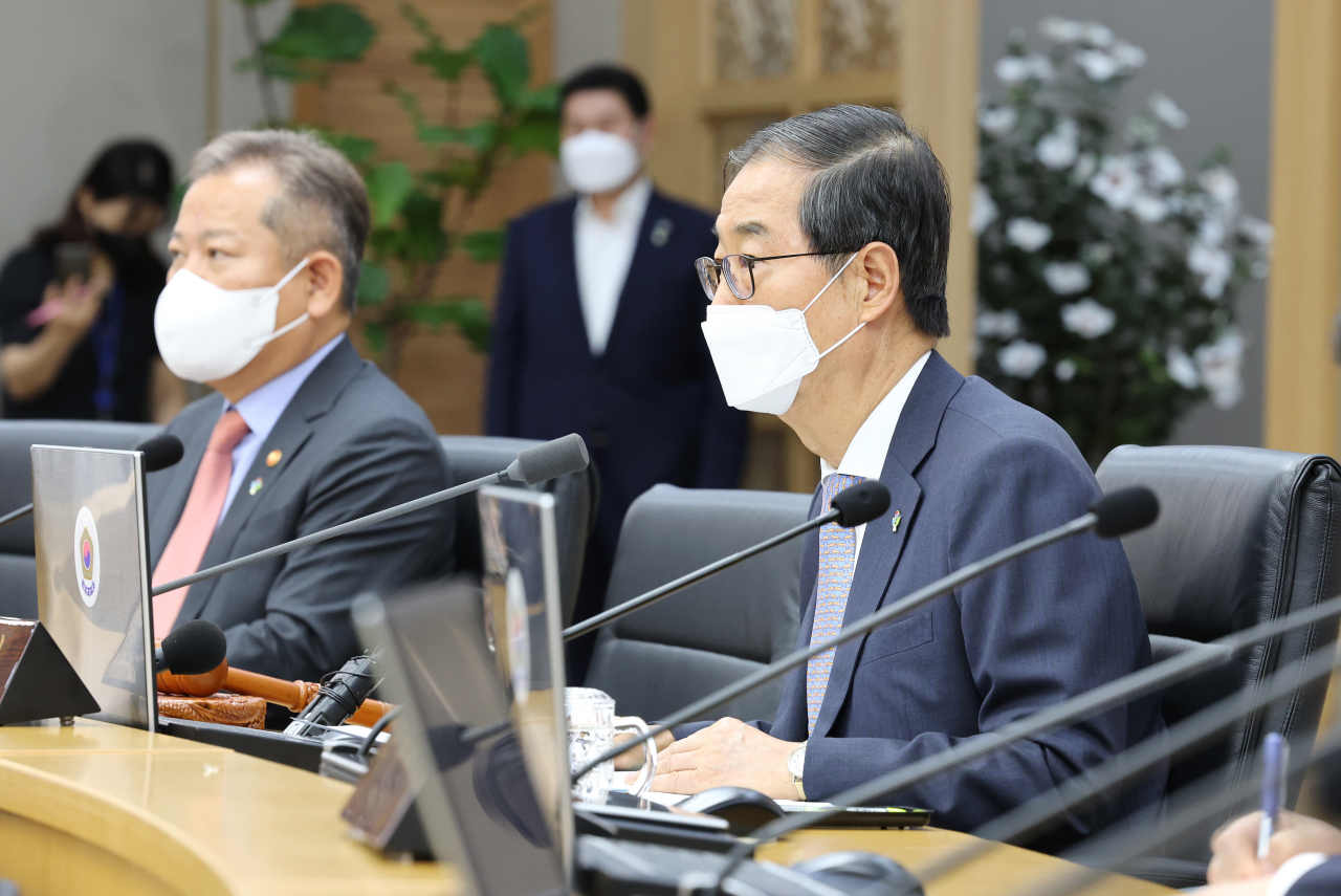한덕수 국무총리(오른쪽)가 14일 오전 정부세종청사에서 정부서울청사와 영상으로 연결해 열린 국무회의를 주재하고 있다. [연합]