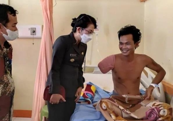 악어에게 물려 팔이 절단된 동물원 운전사 일함(49).[신도뉴스, 재판매 및 DB금지]