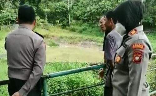 [신도뉴스, 재판매 및 DB금지] 악어에게 물린 현장 조사하는 인도네시아 경찰