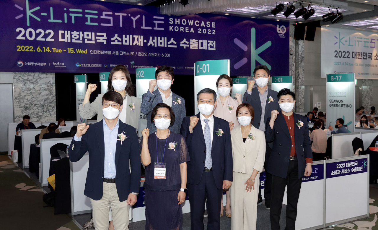 (뒷줄 왼쪽부터 시계방향) 김숙희 티몰글로벌 이사, 이길호 한국에듀테크산업협회 회장, 서해늘 쇼피코리아 부서장, 김인호 한국식품연구원 본부장, 이순수 아마존코리아 대표권한대행, 황영희 한국비건인증원 원장, 정외영 코트라 혁신성장본부장, 이재란 대한화장품산업연구원 원장, 구자현 이베이재팬 대표가 기념 촬영을 하고 있다. [코트라 제공]