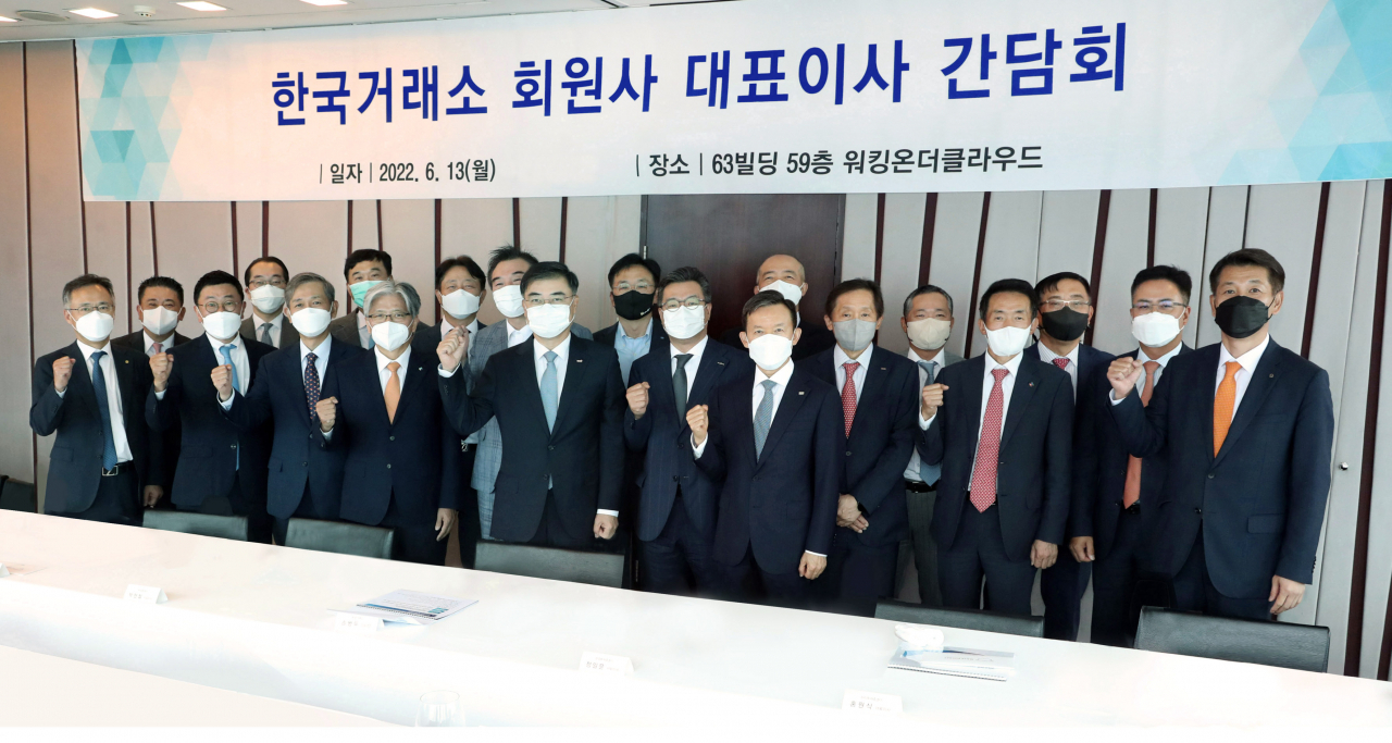지난 13일 간담회에 참석한 손병두 한국거래소 이사장(앞줄 왼쪽 다섯번째)과 회원사 대표이사들이 파이팅을 외치며 기념촬영을 하고 있다. [한국거래소 제공]