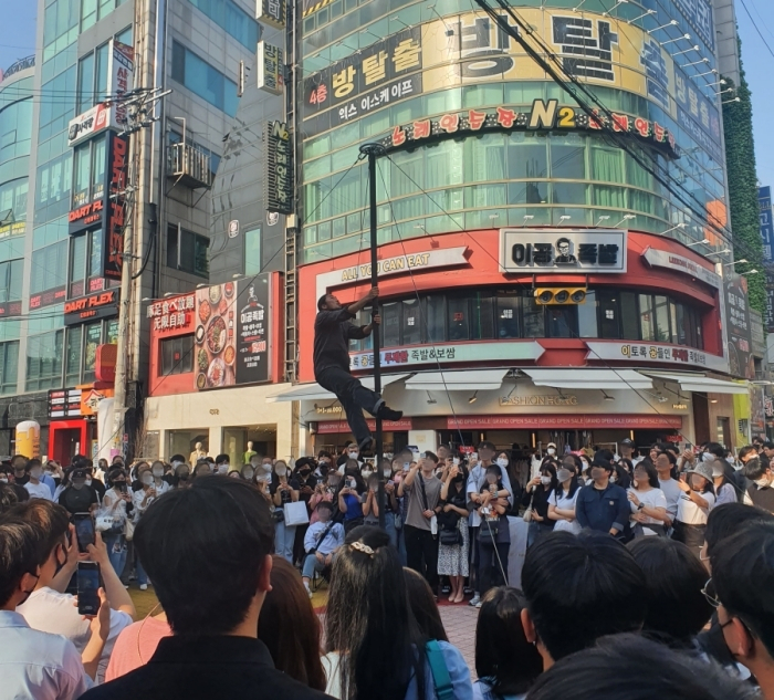 홍대축제거리 거리아티스트 공연. [마포구 제공]