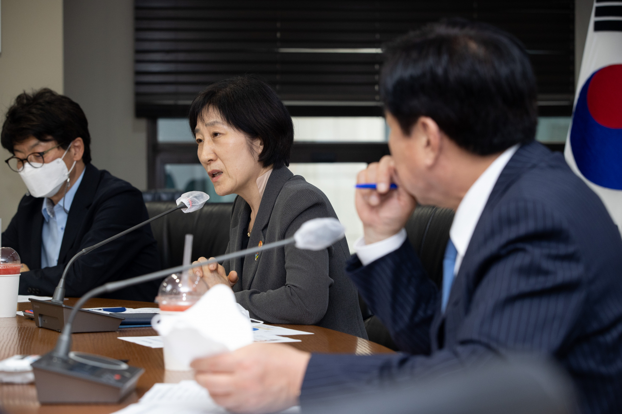 한화진 환경부 장관이 14일 오후 서울 영등포구에 위치한 중소기업중앙회를 방문해 김기문 회장을 비롯한 관계자들과 인사를 나누고 환경규제 혁신 방안에 대해 대화를 나누고 있다. [환경부 제공]