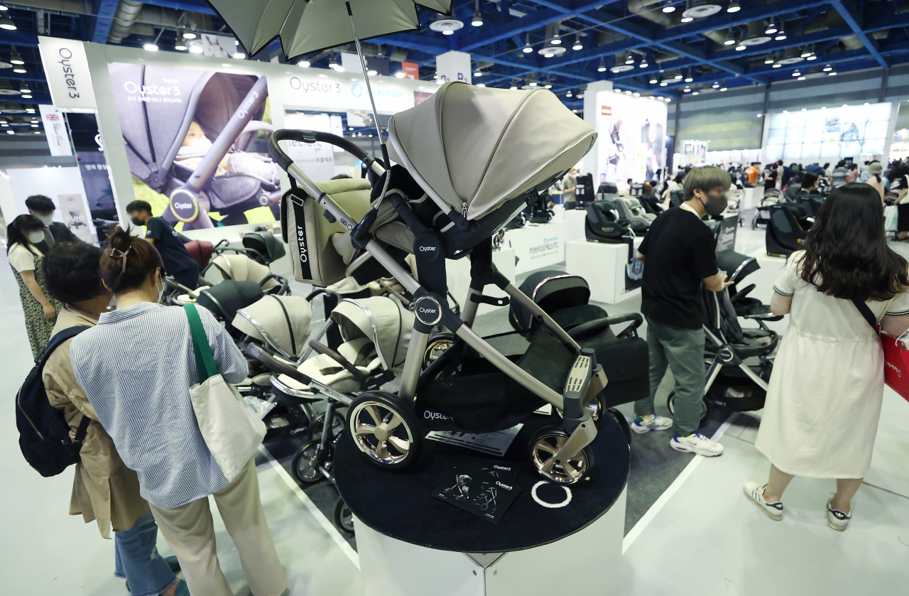 Visitors take a look at baby products displayed at a fair held in southern Seoul on June 2. (Yonhap)