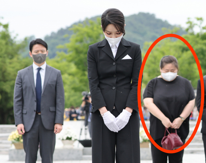 윤석열 대통령의 배우자 김건희(가운데) 여사가 13일 오후 경남 김해시 진영읍 봉하마을을 방문해 고(故) 노무현 전 대통령 묘소에 참배하고 있다. 오른쪽 뒤에 서있는 인물은 김 여사의 지인인 충남대 김모 교수다. [연합]