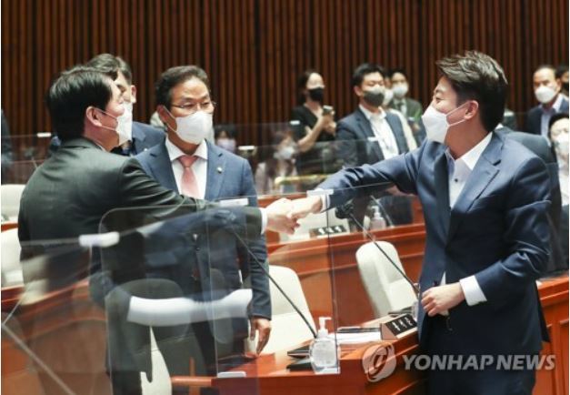 악수하는 안철수·이준석[출처: 연합]