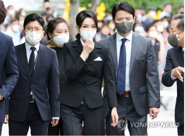 권양숙 여사 예방 위해 사저 향하는 김건희 여사[출처: 연합]
