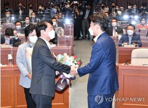 안철수 의원에게 꽃다발 전달하는 이준석 대표[출처: 연합]