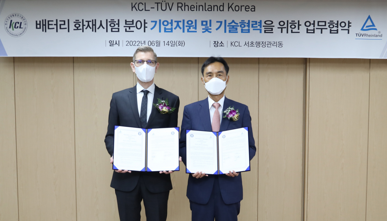 조영태(오른쪽) 한국건설생활환경시험연구원장이 14일 서울 서초사옥에서 티유브이 라인란드 코리아(TUV Rheinland)와 배터리 화재 시험 분야 협력을 위한 업무협약을 체결한 후 기념촬영을 하고 있다. [한국건설생활환경시험연구원 제공]