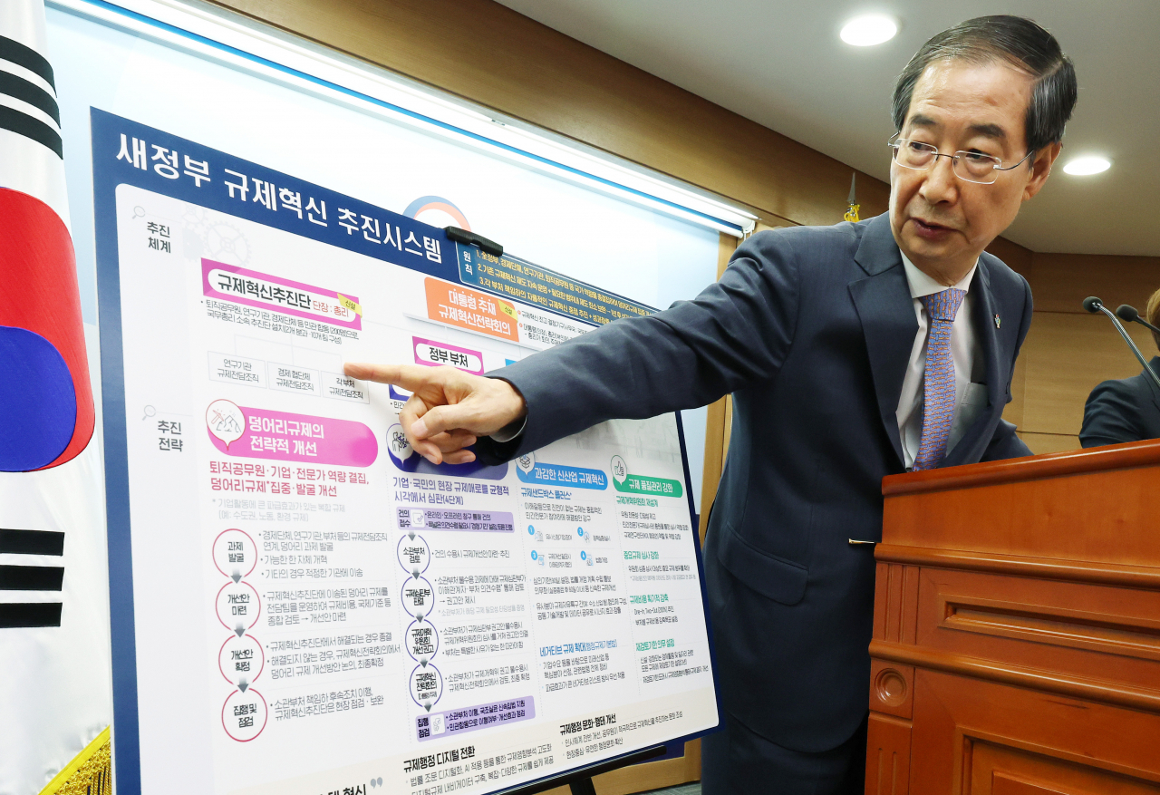 한덕수 국무총리가 14일 오전 정부세종청사에서 새 정부 규제혁신 추진방향을 브리핑하고 있다. [연합]