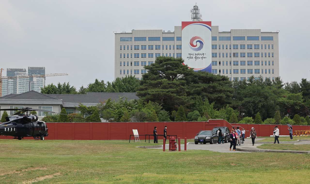 대통령 집무실 인근의 용산공원 부지가 일반 국민에게 시범 개방된 10일 서울 용산공원에서 시민들이 경호 장비 등을 보고 있다. [연합]