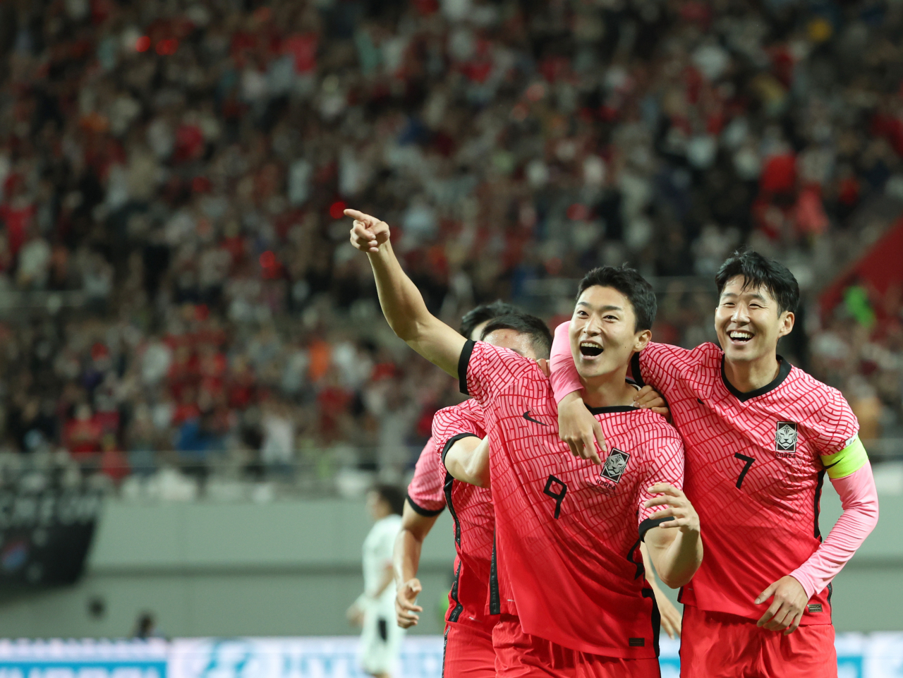 14일 오후 서울 마포구 서울월드컵경기장에서 열린 남자 축구 국가대표팀 친선경기 한국 대 이집트 경기에서 조규성(9번)이 멋진 오른발 감아차기 골을 넣고 손흥민과 함께 기뻐하고 있다. 연합뉴스