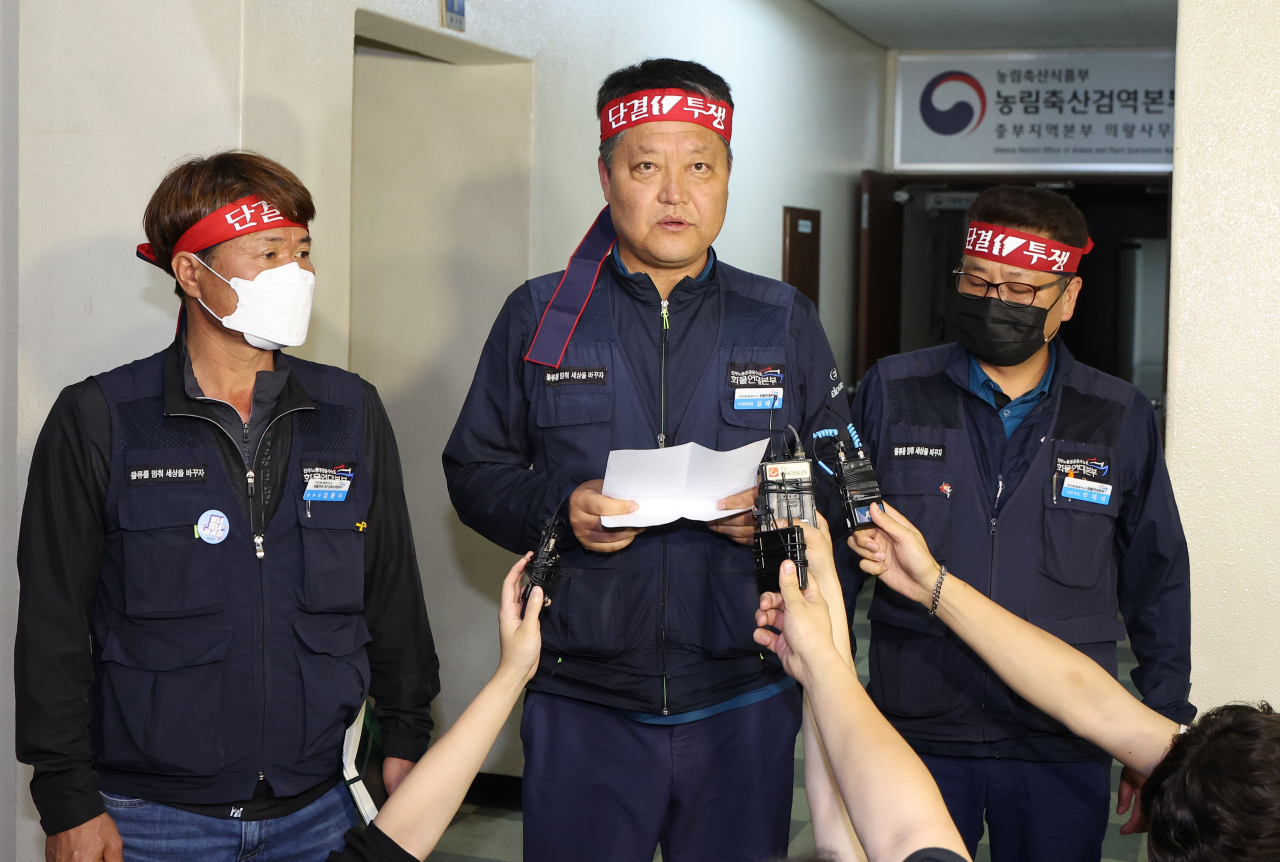 화물연대의 총파업 8일째인 14일 오후 경기도 의왕시 내륙컨테이너기지(ICD)에서 열린 5차 실무교섭에서 협상이 타결된 후 화물연대 관계자들이 내용을 브리핑하고 있다. [연합]