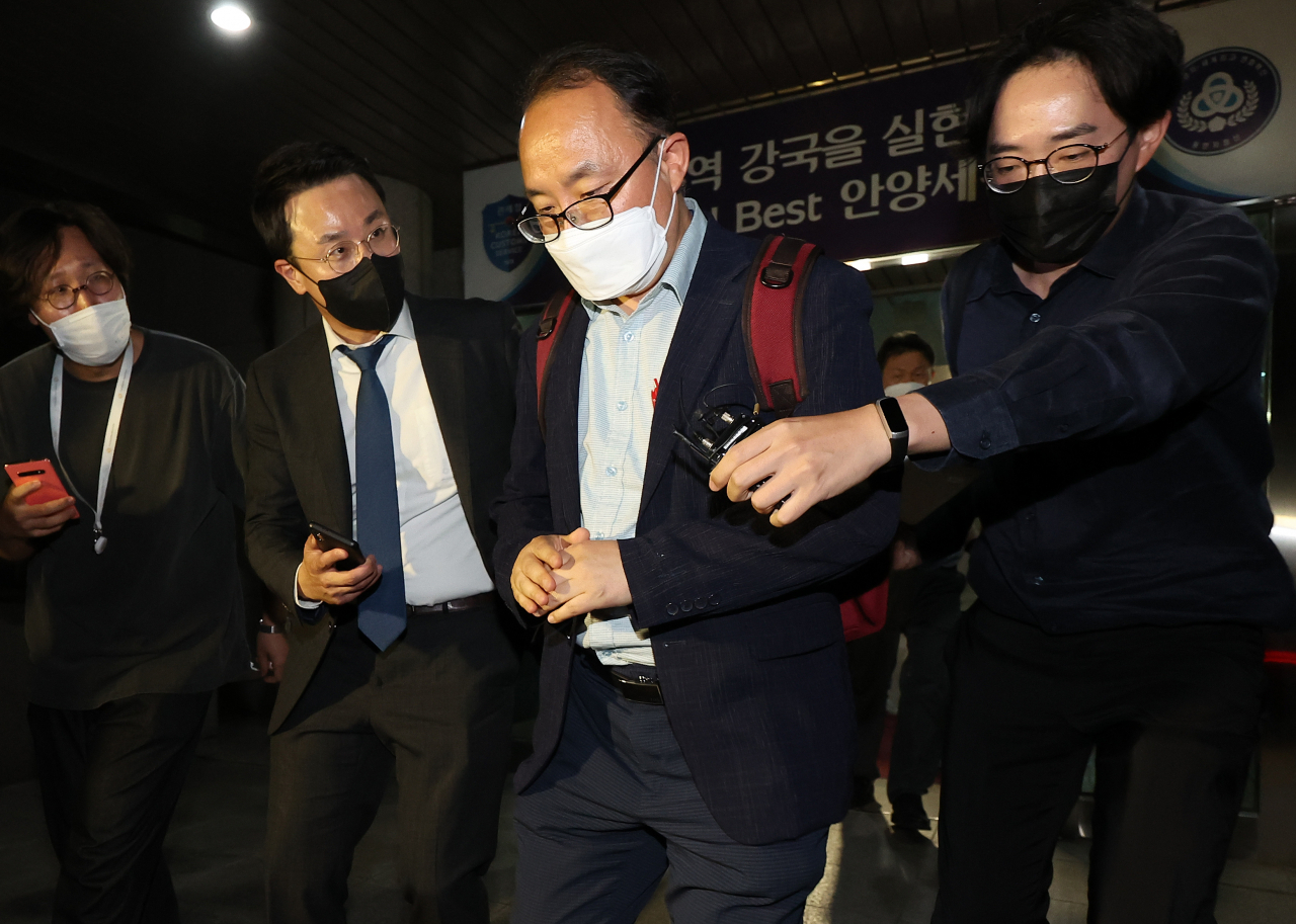 화물연대의 총파업 8일째인 14일 오후 경기도 의왕시 내륙컨테이너기지(ICD)에서 열린 5차 실무교섭에서 협상이 타결된 후 국토교통부 관계자들이 차량으로 이동하고 있다. [연합]