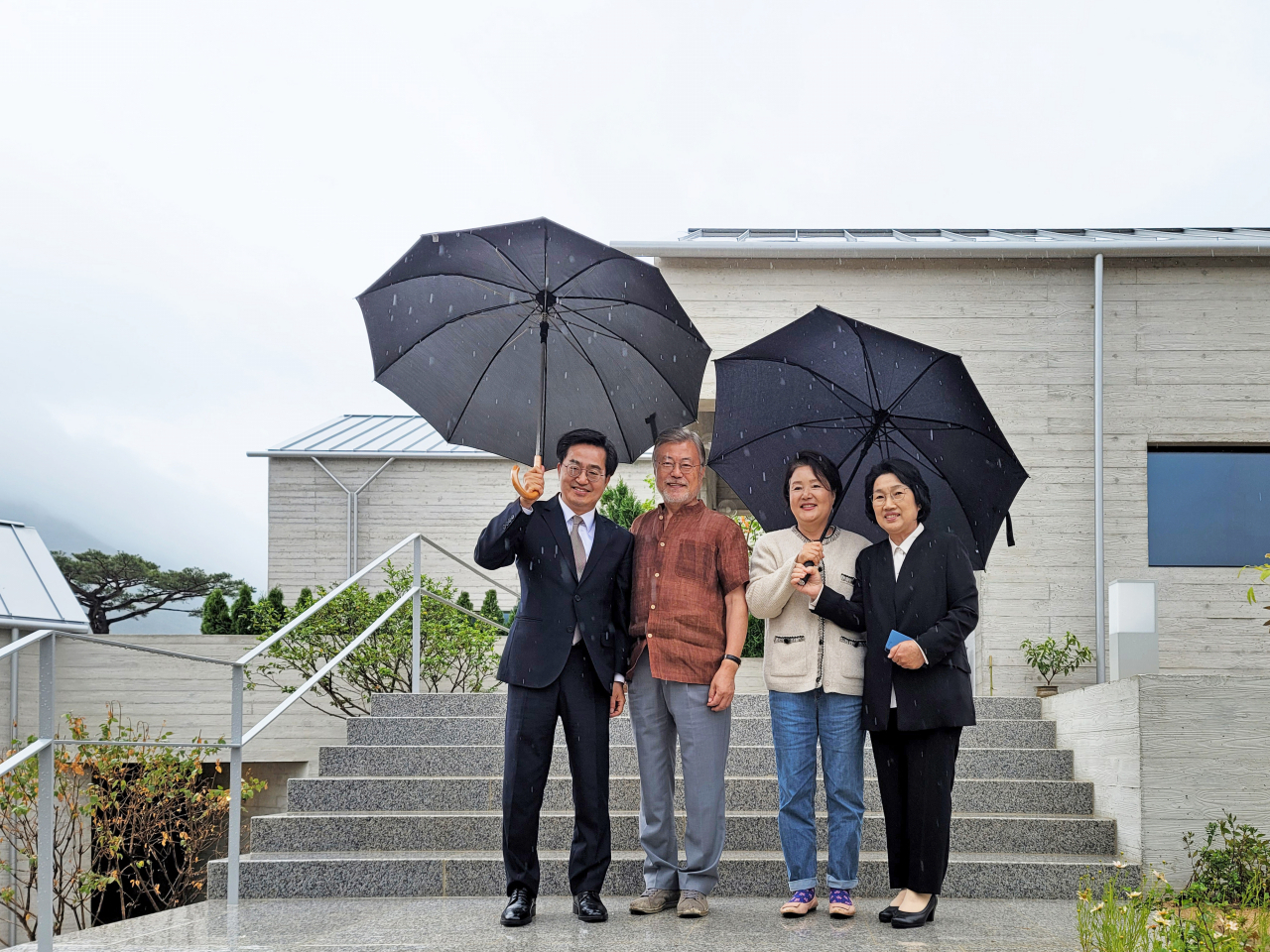 김동연 경기도지사 당선인이 배우자 정우영씨와 함께 14일 오후 경남 양산 평산마을을 방문해 문재인 전 대통령 부부를 예방하고 기념사진을 찍었다. 앞서 김 당선인은 이날 오전 김해 봉하마을을 찾아 노무현 전 대통령 묘역에 참배한 뒤 권양숙 여사를 만났다. [연합]