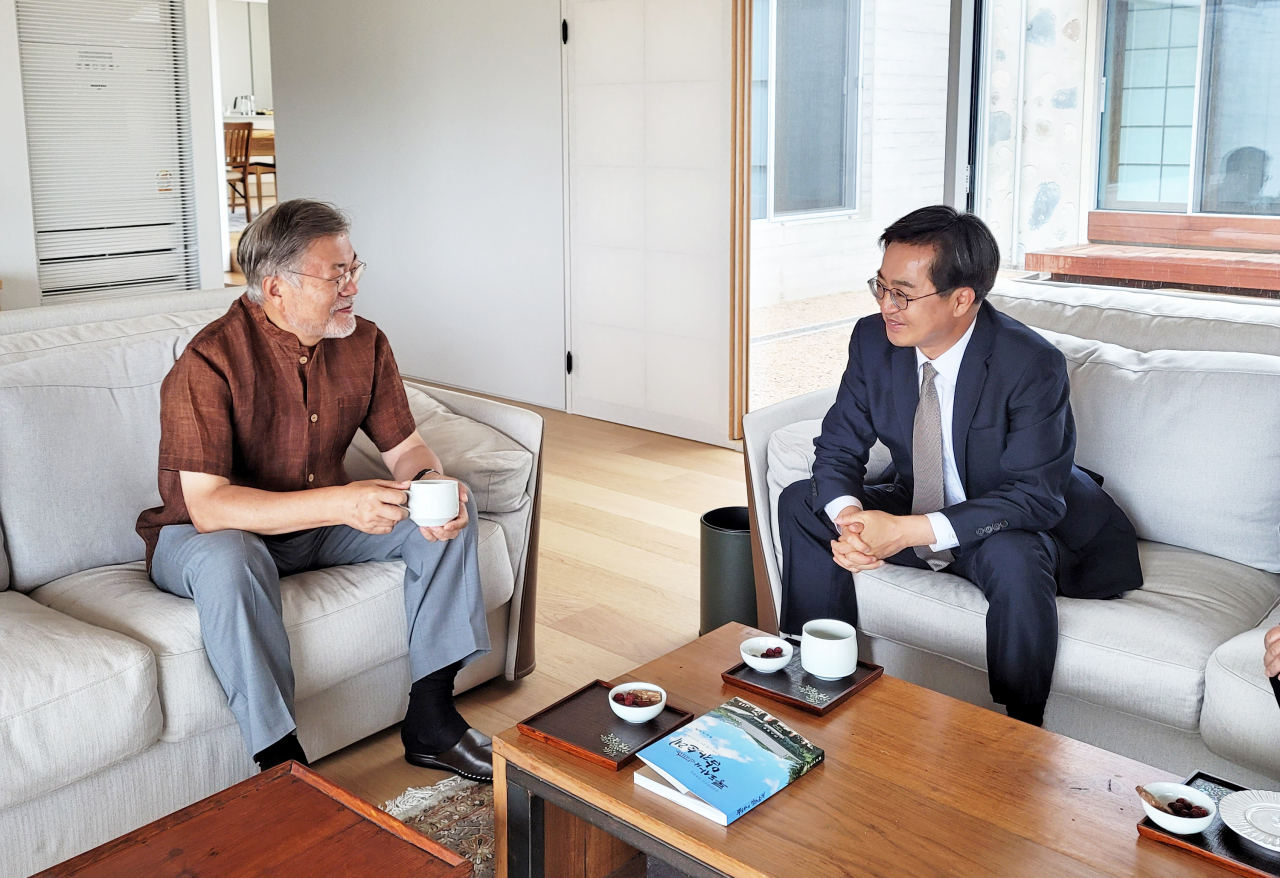 김동연 경기도지사 당선인이 14일 오후 경남 양산 평산마을을 방문해 문재인 전 대통령을 예방해 대화를 나누고 있다. 앞서 김 당선인은 이날 오전 김해 봉하마을을 찾아 노무현 전 대통령 묘역에 참배한 뒤 권양숙 여사를 만났다. [연합]