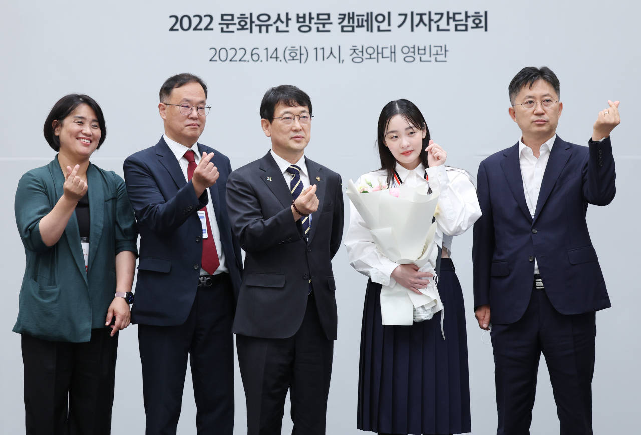 14일 청와대 영빈관에서 열린 문화유산 방문 캠페인 기자회견에서 최응천 문화재청장(왼쪽 세번째), 최영창 한국문화재재단 이사장(왼쪽 두번째), 홍보대사로 위촉된 배우 김민하(왼쪽 네번째) 등이 함께 포즈를 취하고 있다. [연합]