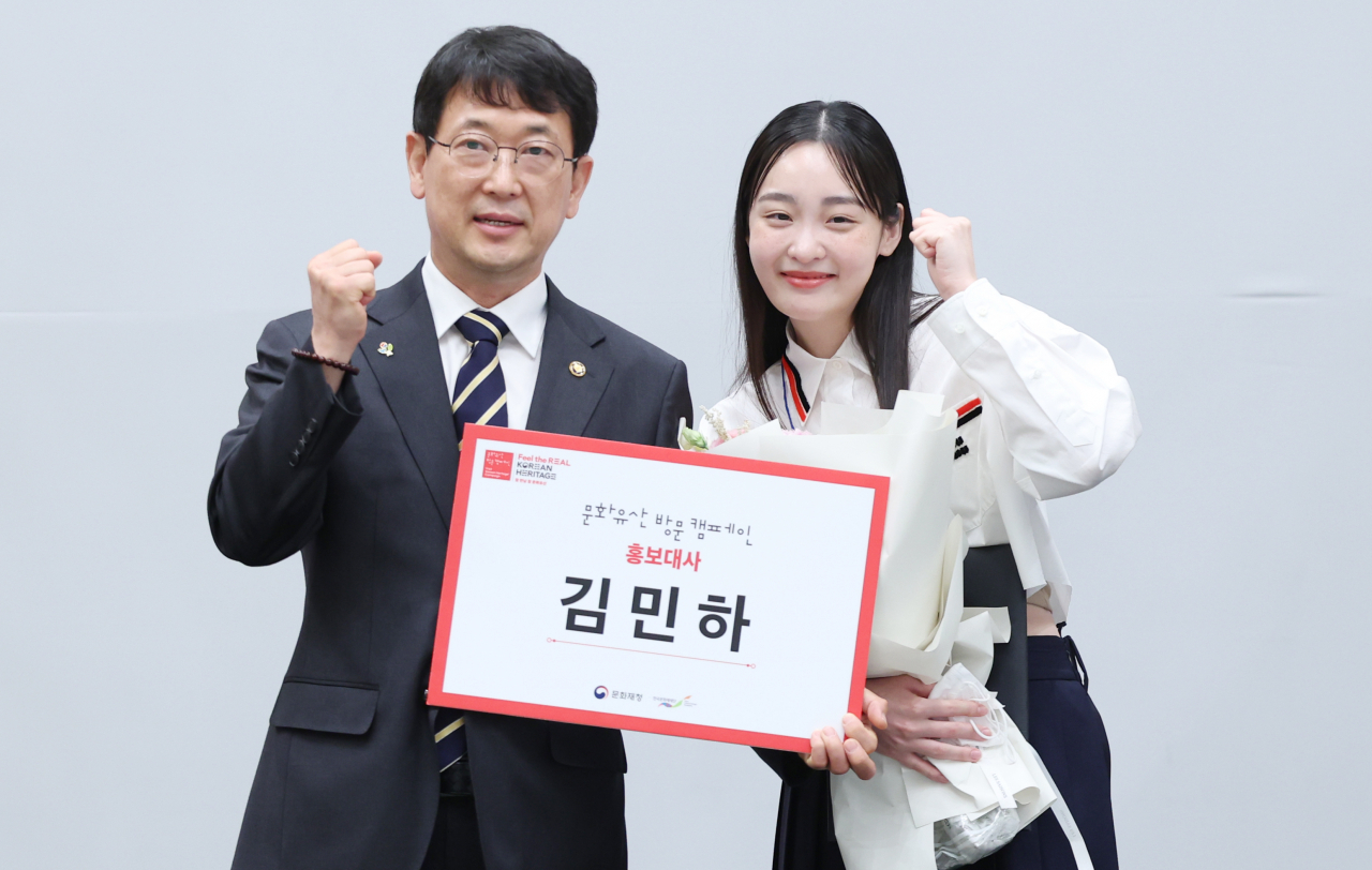 14일 청와대 영빈관에서 열린 문화유산 방문 캠페인 기자회견에서 최응천 문화재청장과 홍보대사로 위촉된 배우 김민하가 함께 포즈를 취하고 있다. 2020년 시작된 문화유산 방문 캠페인은 우리의 문화유산의 가치를 재발견하고 그 아름다움을 국내외에 알리는 브랜드 사업이다. 세계유산 및 인류무형유산을 중심으로 10개의 테마·75개의 거점으로 구성된 문화유산 방문코스 및 다양한 콘텐츠 등으로 운영된다. [연합]