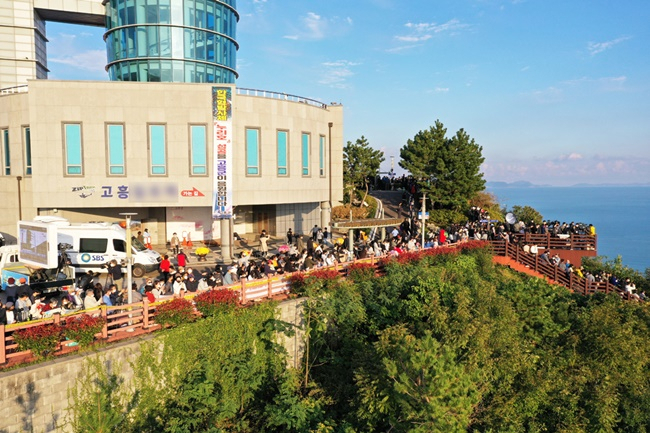 지난해 10월 누리호 1차 발사장면을 지켜보기 위해 고흥군 영남면 우주발사전망대에 모인 관람 인파.
