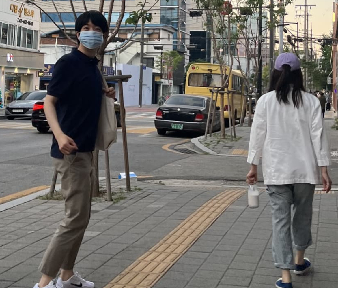 서정희가 아들과 함께 성수동 거리를 걸어가고 있다.[인스타그램]
